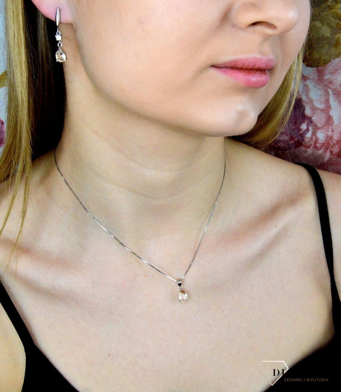 Zawieszka damska  Prosta elegancja  A0 12 Srebrna zawieszka o ponadczasowej formie uzupełniona cyrkonią. Została wykonana z najwyższej jakości srebra próby 925. Idealny pomysł na prezent..jpg